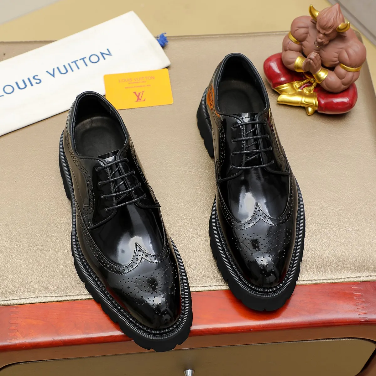 Men's shoes 💰620 💰 Louis Vuitton LV ® Autumn and Winter 🆕 models 🔛Full shoe counter First layer cowhide, 🐂leather lined casual shoes for men, super soft outsole, essential for driving. Counter synchronized original first layer cowhide completely 1:1 mold customization 🌹Top version, 2 colors available! Number: 38-45 (37.46. Customized)